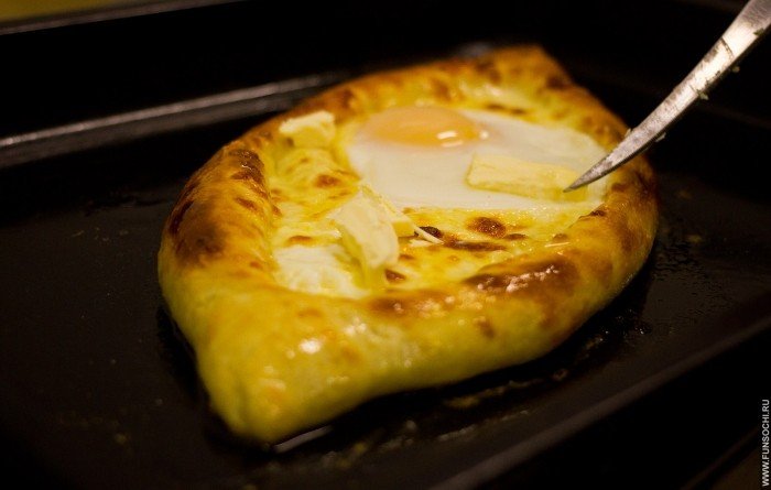 Хачапури по-аджарски с яйцом