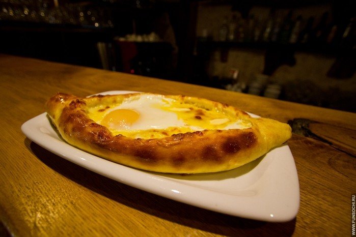 Хачапури по-аджарски с румяной корочкой