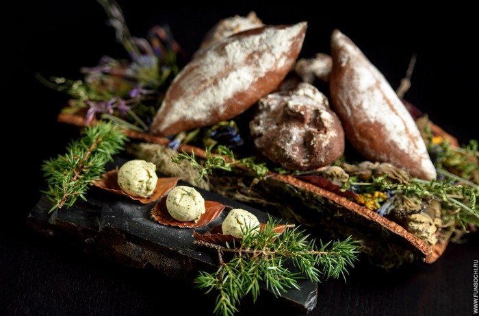 Хлеб с лесным орехом и с инжиром, ресторан Высота 2320, Красная Поляна
