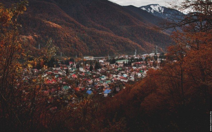 вид на поселок Красная Поляна с пешеходного маршрута